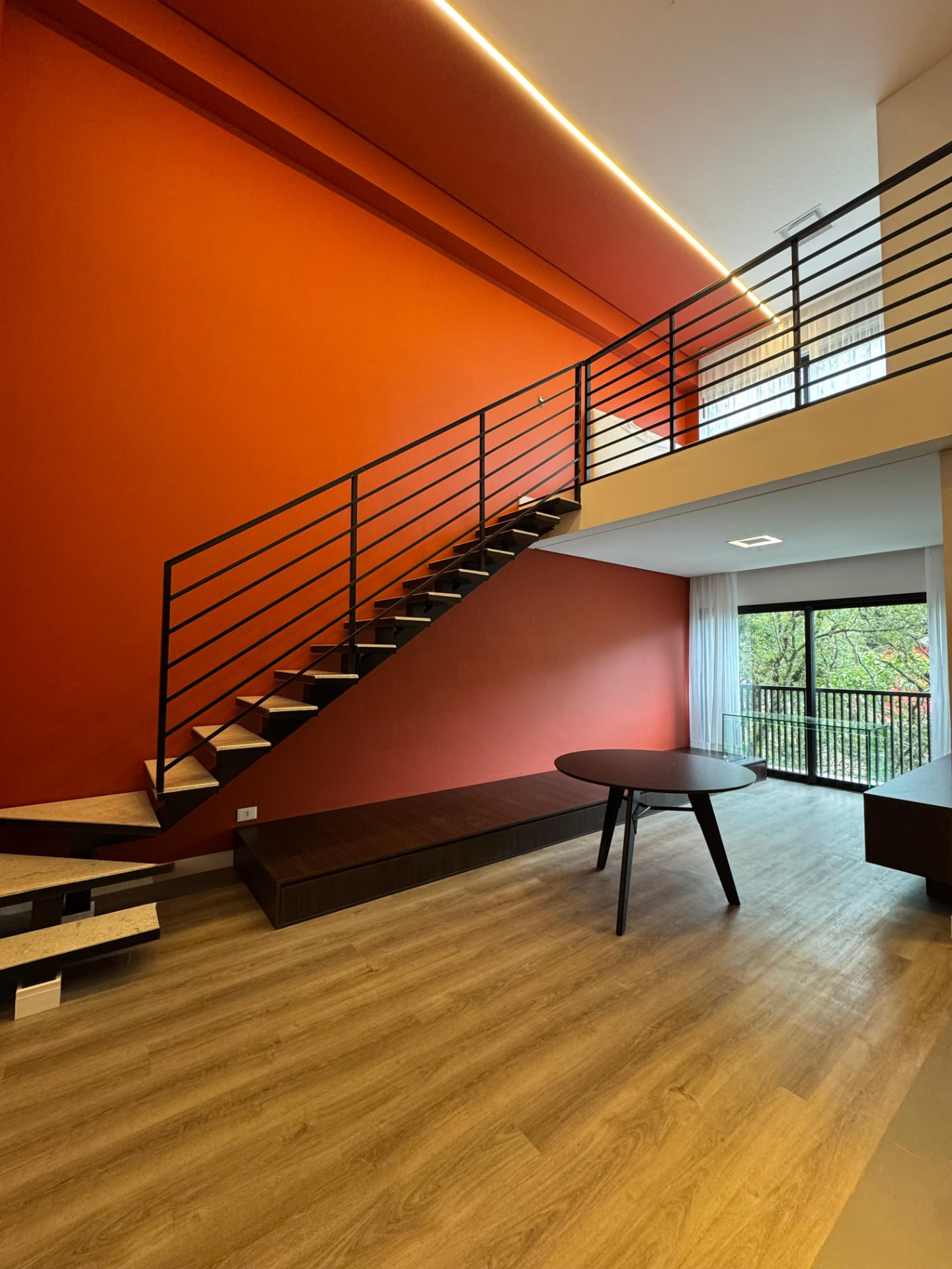 Sala com parede de destaque em laranja vibrante