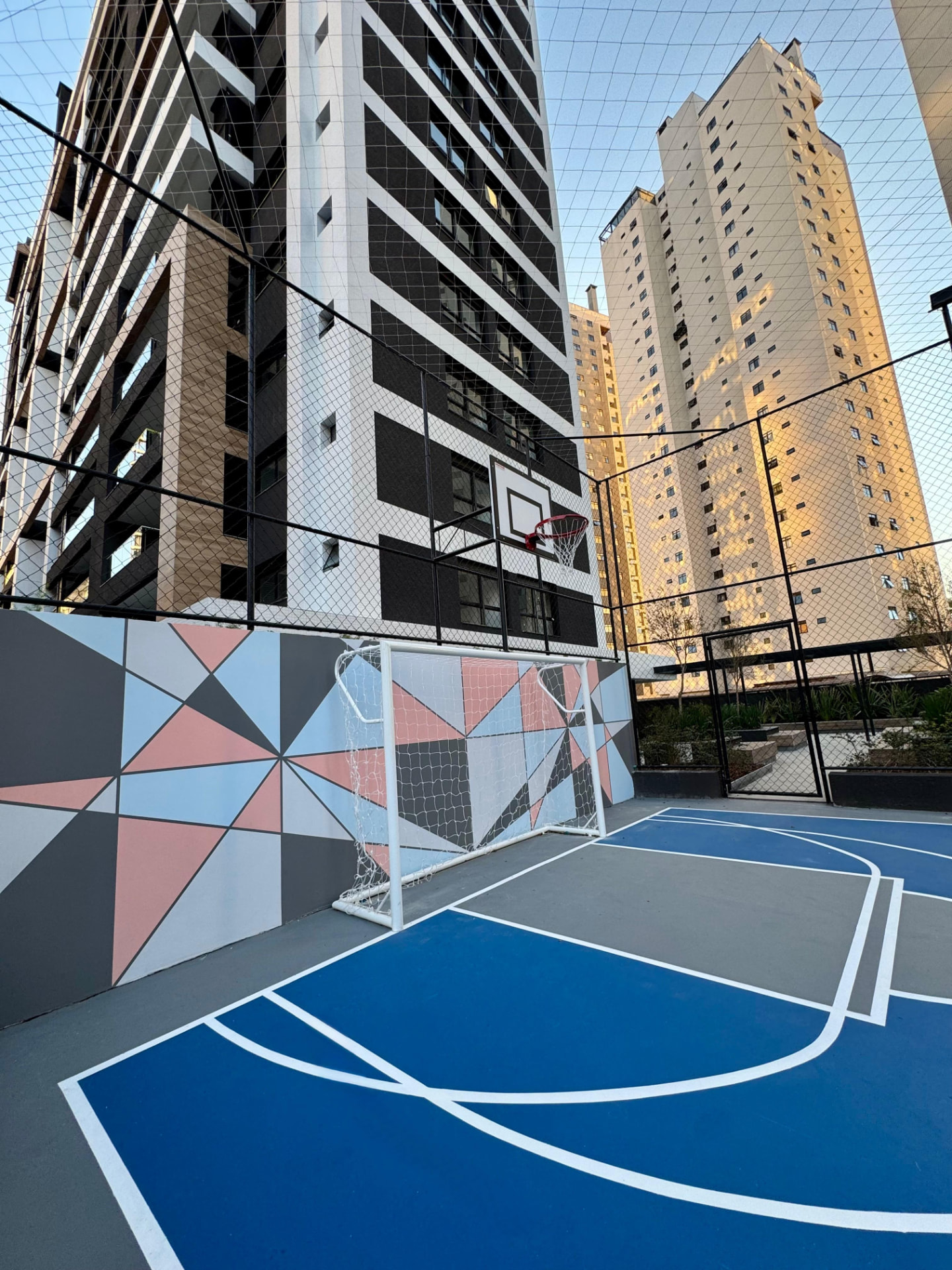 Quadra poliesportiva pintada em azul e cinza