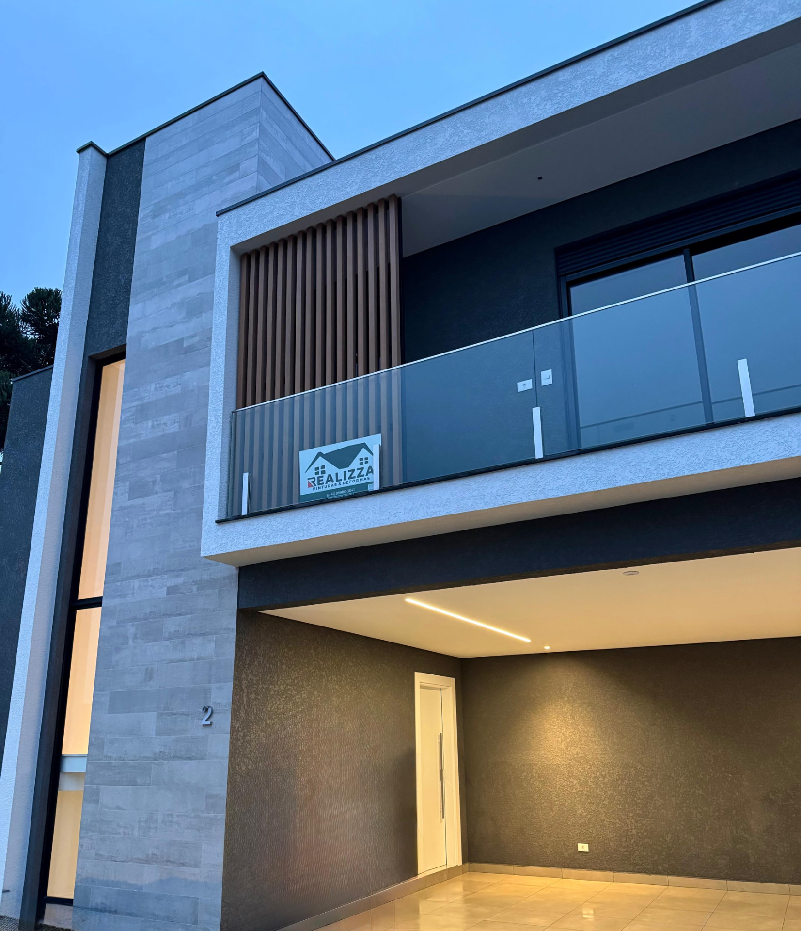 Fachada de casa de alto padrão pintada pela Realizza