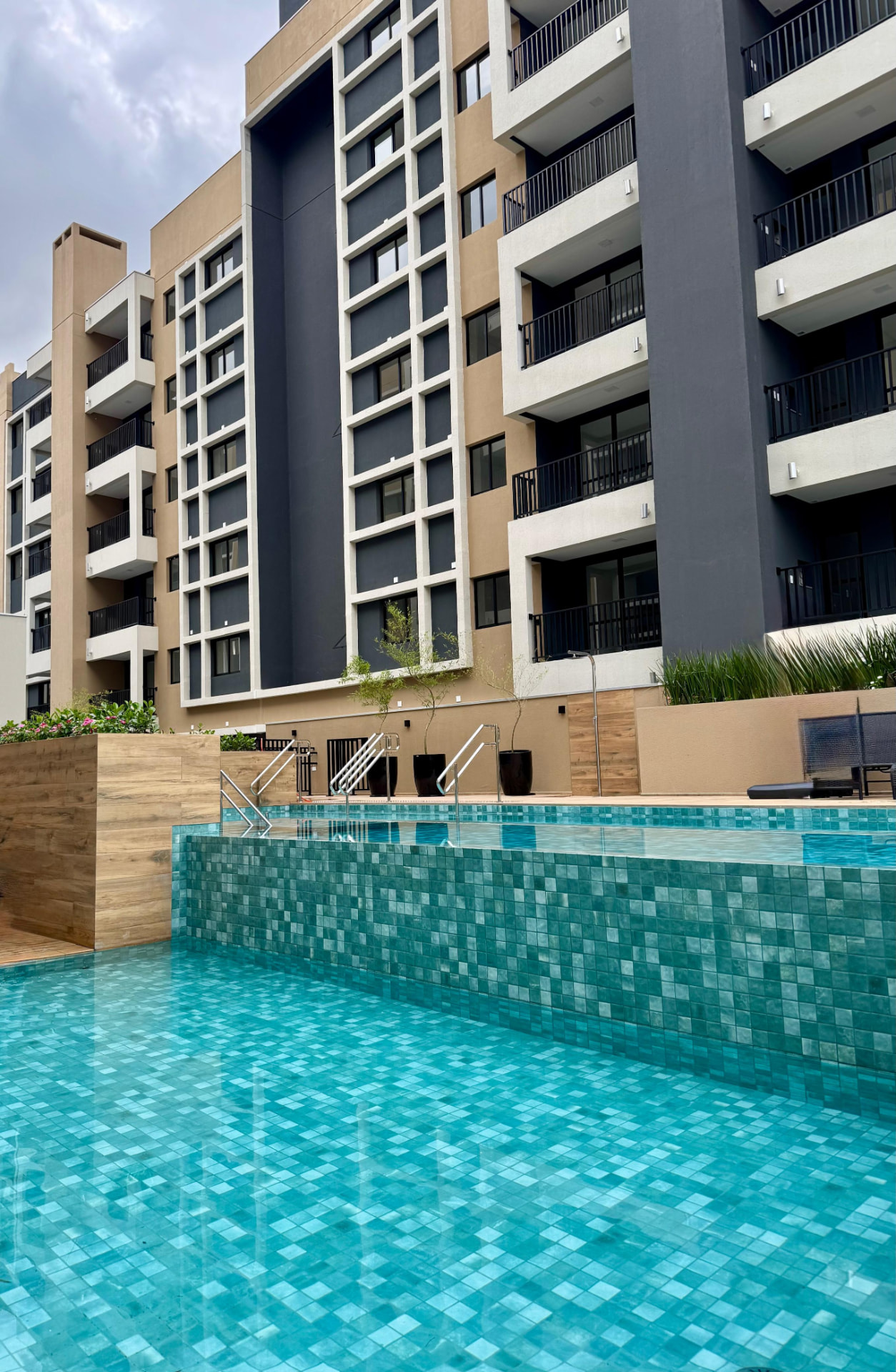 Piscina de borda infinita com revestimento verde esmeralda
